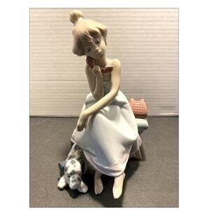 LLADRO "CHIT-CHAT" #05466 FIGURINE ~ GIRL W/DOG TALKING ON PHONE ~ MINT IN BOX